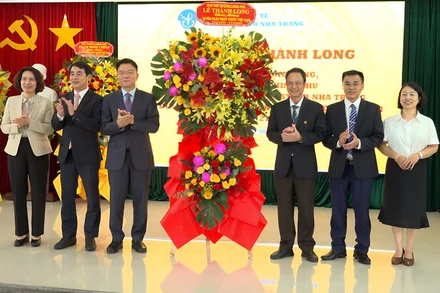 Phó Thủ tướng Chính phủ Lê Thành Long (thứ 3 từ trái qua) tặng hoa lãnh đạo Viện Pasteur Nha Trang. (Ảnh: NGỌC HÒA)