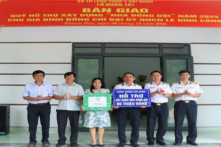 Đại diện Lữ đoàn 101, Vùng 4 Hải quân bàn giao nhà đồng đội tặng gia đình đồng chí Lê Đình Công. (Ảnh: CTV HQ)