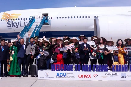 Sáng mùng 1 Tết Ất Tỵ 2025, Khánh Hòa đón chuyến bay đầu tiên đến từ Ba Lan, với hơn 500 du khách. (Ảnh: CTV) 