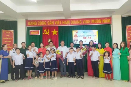 Không khí ấm áp của Ngày Nhà giáo Việt Nam 20/11 ở huyện đảo Trường Sa. (Ảnh: CTV HQ)