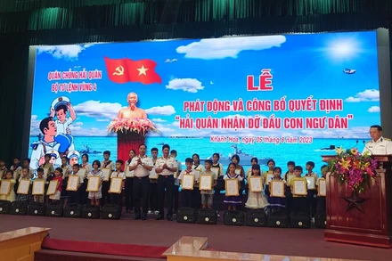 Trao quyết định và tặng quà các cháu được nhận đỡ đầu. (Ảnh: NGỌC HÒA)