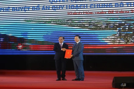 Phó Thủ tướng Trần Hồng Hà trao Quyết định của Thủ tướng Chính phủ Phê duyệt Quy hoạch chung đô thị mới Cam Lâm đến năm 2045 cho Chủ tịch Ủy ban nhân dân tỉnh Khánh Hòa Nguyễn Tấn Tuân. (Ảnh: PHONG NGUYÊN)
