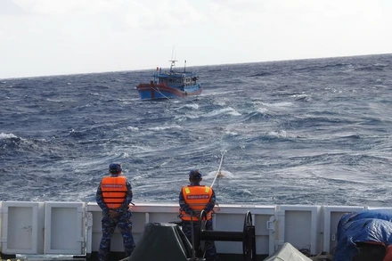 Tàu 473, Bộ Tư lệnh Vùng 4 Hải quân, lai kéo tàu cá QNg 90969TS bị hỏng máy về Âu tàu đảo Song Tử Tây để tiến hành sửa chữa. (Ảnh: CTV HQ) 