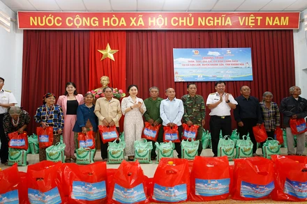 Chỉ huy Lữ đoàn và các nhà tài trợ trao quà tặng gia đình chính sách, gia đình có hoàn cảnh khó khăn. (Ảnh: CTV HQ)