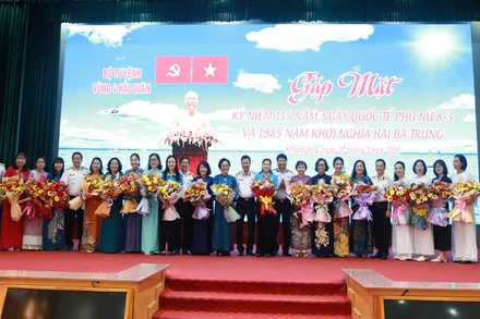 Lãnh đạo Vùng 4 tặng hoa chúc mừng Hội viên Hội phụ nữ. (Ảnh: CTV HQ) 