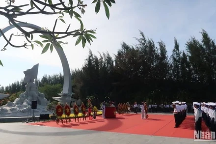 Đoàn Vùng 4 Hải quân dâng hương. (Ảnh: PHONG NGUYÊN)