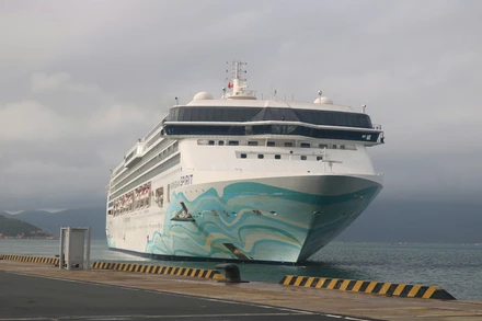 Tàu biển quốc tế mang tên Norweigian Spirit cập Cảng quốc tế Cam Ranh. (Ảnh: PHONG NGUYÊN) 