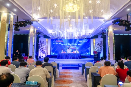 Ban tổ chức trả lời câu hỏi của các nhà báo. (Ảnh: PHONG NGUYÊN) 