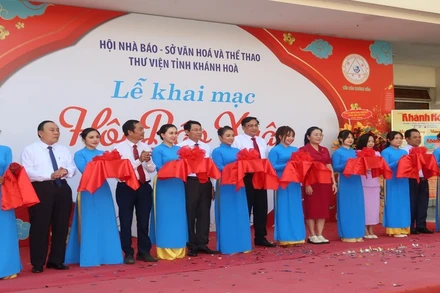 Đại biểu cắt băng khai mạc Hội Báo Xuân Khánh Hòa Xuân Giáp Thìn-2024. Ảnh: PHONG NGUYÊN. 