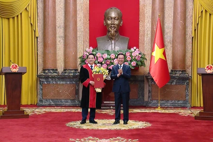 Chủ tịch nước Võ Văn Thưởng chúc mừng đồng chí Nguyễn Hồng Nam. (Ảnh: Hồng Quân)