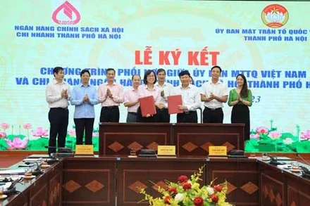 Quang cảnh lễ ký kết chương trình phối hợp giữa Ủy ban Mặt trận Tổ quốc Việt Nam thành phố Hà Nội và Chi nhánh Ngân hàng Chính sách xã hội thành phố Hà Nội. (Ảnh: NGUYỄN PHƯỢNG)