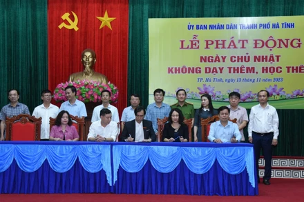 Đại diện các nhà trường trên địa bàn thành phố đã ký cam kết không dạy thêm, học thêm vào ngày chủ nhật.