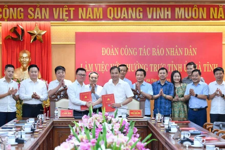Lãnh đạo Báo Nhân Dân và tỉnh Hà Tĩnh ký kết chương trình phối hợp tuyên truyền giai đoạn 2023-2025.