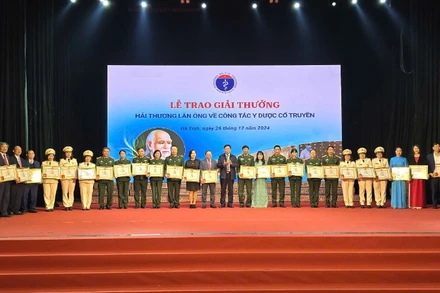Các cá nhân xuất sắc trong lĩnh vực y học cổ truyền nhận Giải thưởng Hải Thượng Lãn Ông về công tác y dược học cổ truyền lần thứ 7 và thứ 8.
