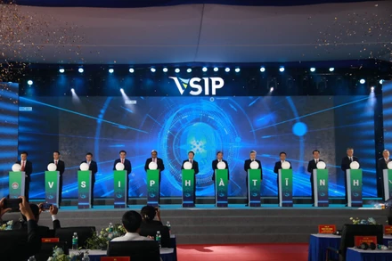 Các đại biểu thực hiện nghi lễ khởi công dự án.