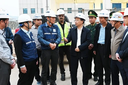 Các đồng chí lãnh đạo tỉnh Hà Tĩnh kiểm tra tiến độ thi công dự án xây dựng Nhà máy Nhiệt điện Vũng Áng 2. (Ảnh: Dương Chiến)
