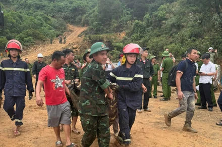 Các lực lượng chức năng vận chuyển, ứng cứu các nạn nhân.