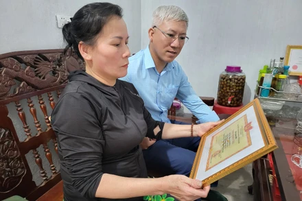 Chị Đào Thị Nguyệt, phường Hưng Trí (thị xã Kỳ Anh) tự hào về kết quả phấn đấu, rèn luyện của con trai trong quân ngũ.