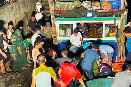 Các lực lượng chức năng và người dân khẩn trương đưa nạn nhân lên bờ.