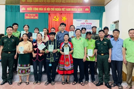 Các đoàn thể, đơn vị ở Hương Khê chia sẻ niềm vui tham gia bảo hiểm xã hội với người dân thôn biên giới Phú Lâm (Phú Gia).