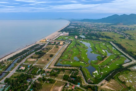 Du lịch được xác định là một trong bốn ngành kinh tế trọng điểm của Hà Tĩnh. (Trong ảnh, một góc khu du lịch biển Xuân Thành, Nghi Xuân)