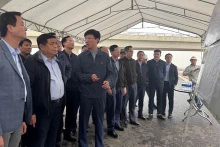 Phó Thủ tướng Chính phủ Nguyễn Chí Dũng trực tiếp kiểm tra hiện trường dự án cao tốc bắc nam đoạn Hàm Nghi-Vũng Áng.