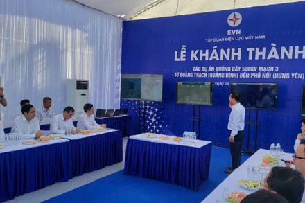 Đại diện lãnh đạo EVN giới thiệu tổng thể dự án đường dây 500KV mạch 3 từ Quảng Trạch đến Phố Nối với Phó Thủ tướng và các đại biểu dự lễ khánh thành tại điểm cầu Hà Tĩnh.