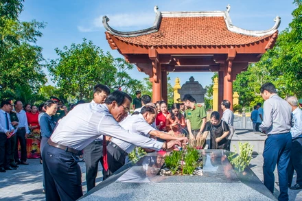 Hội Kiều học và huyện Nghi Xuân dâng hương tưởng niệm tại khu mộ Đại thi hào Nguyễn Du.