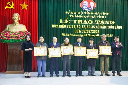 Đại diện lãnh đạo Ban Tổ chức Tỉnh ủy Hà Tĩnh và Thành ủy Hà Tĩnh trao tặng Huy hiệu cho các đảng viên lão thành.