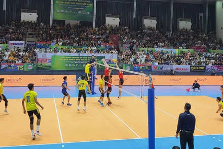 Trận đấu giữa chủ nhà Hà Tĩnh và Xổ số kiến thiết Vĩnh Long.