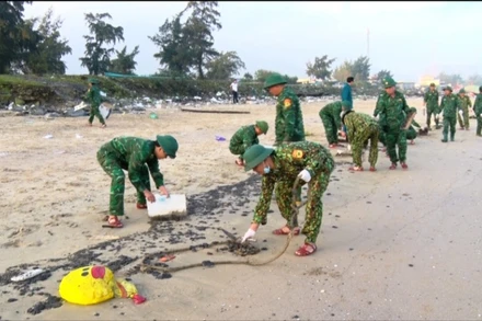 Các lượng chức năng khẩn trương tổ chức thu gom toàn bộ số lượng dầu tràn trên bãi biển xã Kỳ Lợi.