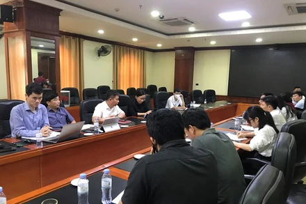 Đại diện Trường đại học Vinh trao đổi với các cơ quan báo chí về sự việc học sinh tự tử tại nhà.