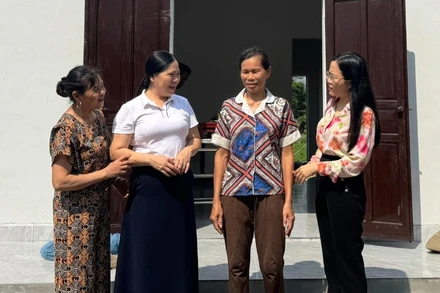 Các đồng chí lãnh đạo phường Hưng Trí (thị xã Kỳ Anh) chia sẻ niềm vui về ngôi nhà mới cùng chị Hồ Thị Hấn.