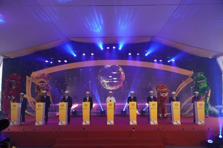 Đồng chí Nguyễn Sinh Hùng cùng đại diện lãnh đạo tỉnh Nghệ An, Tập đoàn T&T Group bấm nút khởi công dự án.