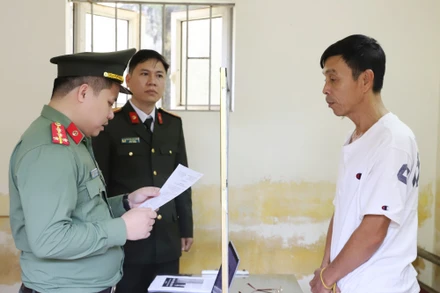 Cơ quan an ninh điều tra tống đạt quyết định khởi tố, bắt giam Phan Đình Sang.