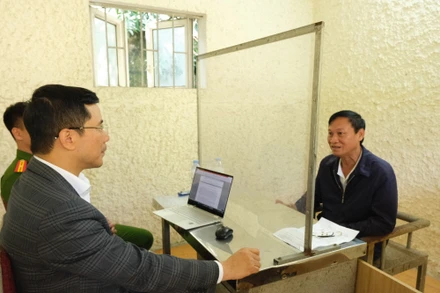 Lãnh đạo Công an tỉnh Hà Tĩnh trực tiếp thẩm vấn đối tượng Lê Danh Tạo. (Ảnh: nhandan.vn)