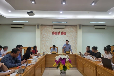 Đồng chí Phan Văn Hùng, Phó Tổng Biên tập Báo Nhân Dân tiếp thu các kiến nghị, ý tưởng nghệ thuật của đại biểu dự buổi làm việc.