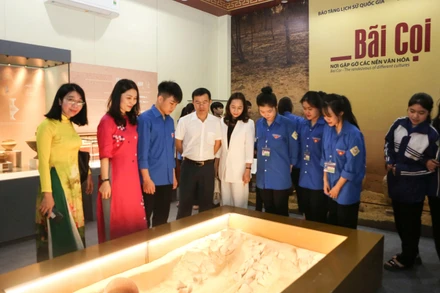 Chuyên đề trưng bày "Bãi Cọi - Nơi gặp gỡ các nền văn hoá" thu hút sự tham gia của đông đảo các tầng lớp nhân dân trên địa bàn