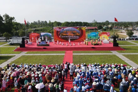 Đông đảo cán bộ, nhân dân địa phương và du khách thập phương nô nức khai hội chùa Hương Tích.