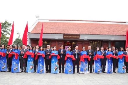 Các đồng chí đại diện lãnh đạo các cơ quan trung ương, địa phương thực hiện nghi lễ cắt băng khánh thành nhà tưởng niệm Anh hùng Phan Đình Giót.