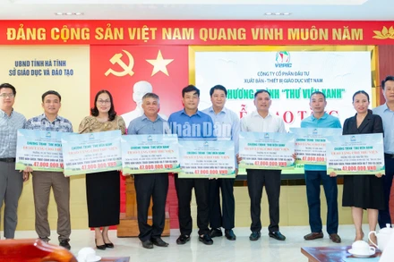 VEPIC trao tặng tủ sách và thiết bị hỗ trợ công tác dạy học cho thư viện các trường để học sinh dùng chung.