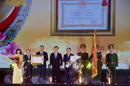 Thừa ủy quyền của Chủ tịch nước, đồng chí Nguyễn Đức Trung trao tặng Huân chương hạng nhì cho Đảng bộ, nhân dân huyện Tân Kỳ.