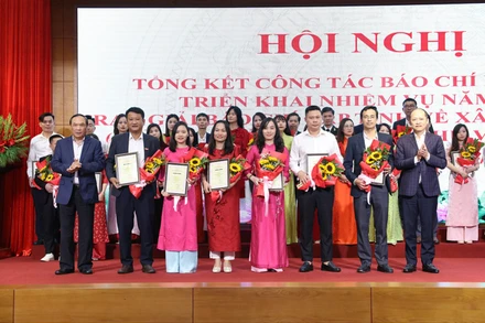 Đại diện lãnh đạo tỉnh Hà Tĩnh trao thưởng cho các tác giả, nhóm tác giả đạt giải Báo chí viết về xây dựng Đảng cấp tỉnh lần thứ VI, năm 2023.