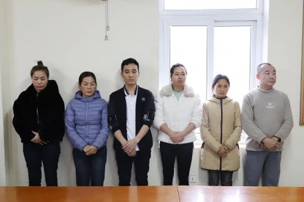 Các đối tượng trong đường dây bị bắt giữ. (Ảnh: Hùng Cường)