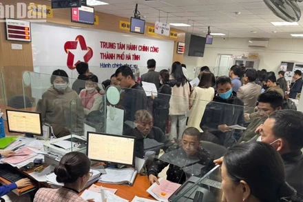 Người dân trên địa bàn thành phố Hà Tĩnh thực hiện việc chỉnh lý biến động trên giấy chứng nhận quyền sử dụng đất.