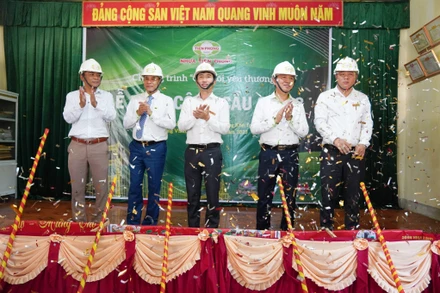 Đại diện lãnh đạo doanh nghiệp Nhựa Tiền Phong và chính quyền địa phương thực hiện lễ động thổ cầu Khe Tuần.