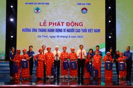 Đồng chí Đỗ Văn Chiến, Bí thư Trung ương Đảng, Chủ tịch Ủy ban mặt trận Tổ quốc Việt Nam và đồng chí Nguyễn Thanh Bình, Chủ tịch Hội người cao tuổi Việt Nam tặng quà cho các cụ ông, cụ bà tròn 100 tuổi ở Hà Tĩnh. 