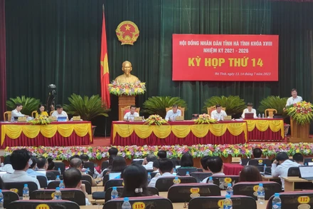 Giám đốc Sở Y tế Hà Tĩnh trả lời các câu hỏi chất vấn của đại biểu, cử tri.