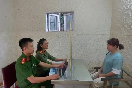 Cơ quan điều tra lấy lời khai đối tượng Nguyễn Thị Thắm.