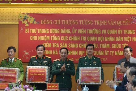 Đồng chí Trịnh Văn Quyết trao quà cho các đơn vị lực lượng vũ trang trên địa bàn Hà Tĩnh.